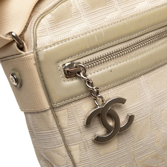 CHANEL White Leather Pochette Shoulder Bag - Picture 5 of 10